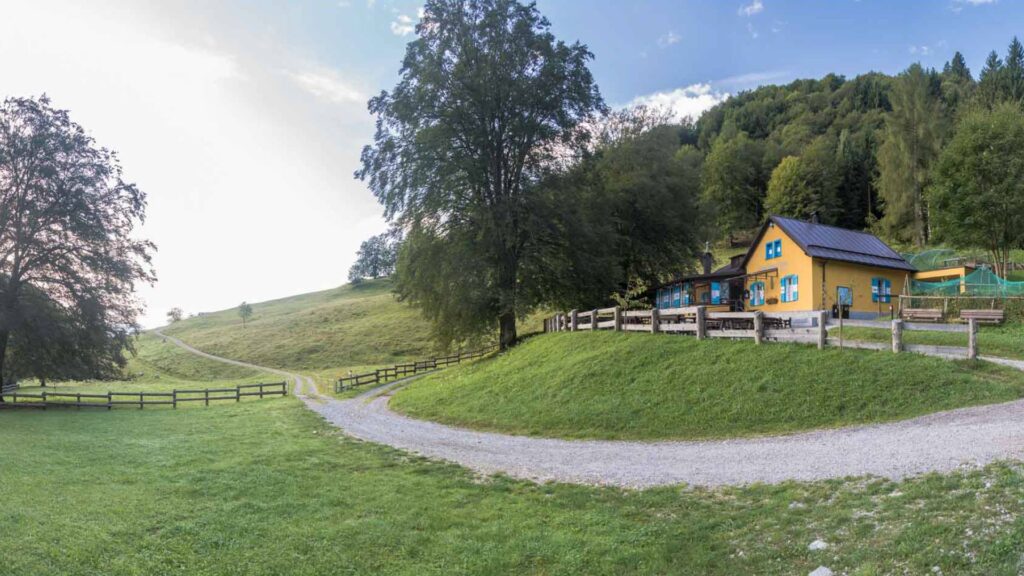 Rifugio Capanna Grassi immerso nei prati e nelle montagne sopra Riva del Garda.