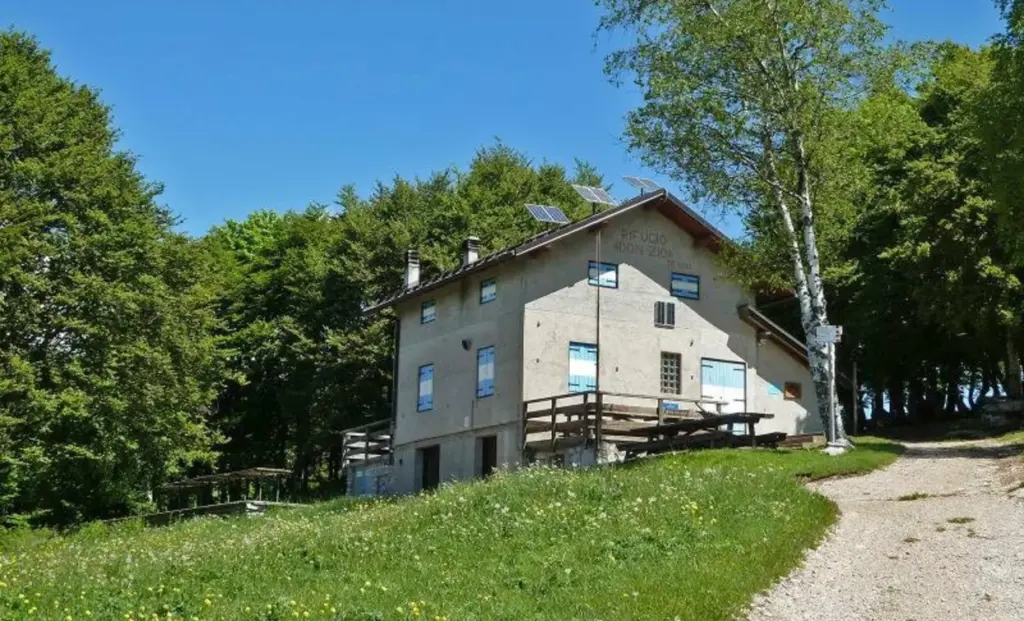 Rifugio Don Zio Pisoni sul Monte Casale, circondato dai prati di montagna.