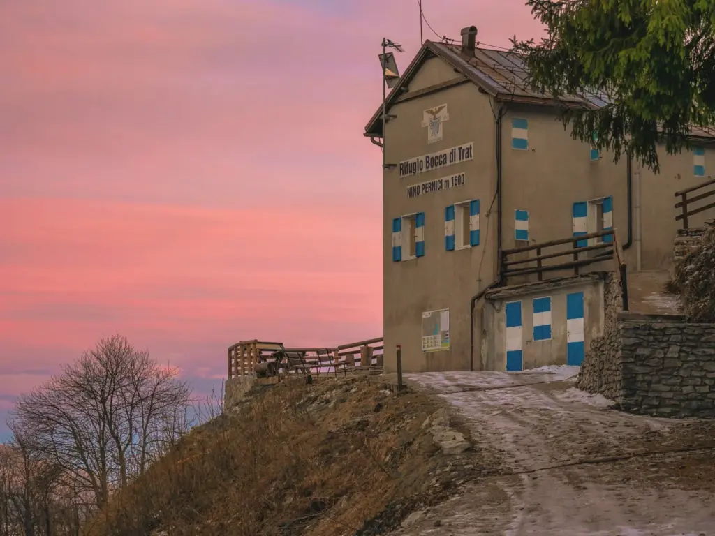 Rifugio Nino Pernici a Bocca di Trat, tra le montagne della Valle di Ledro.