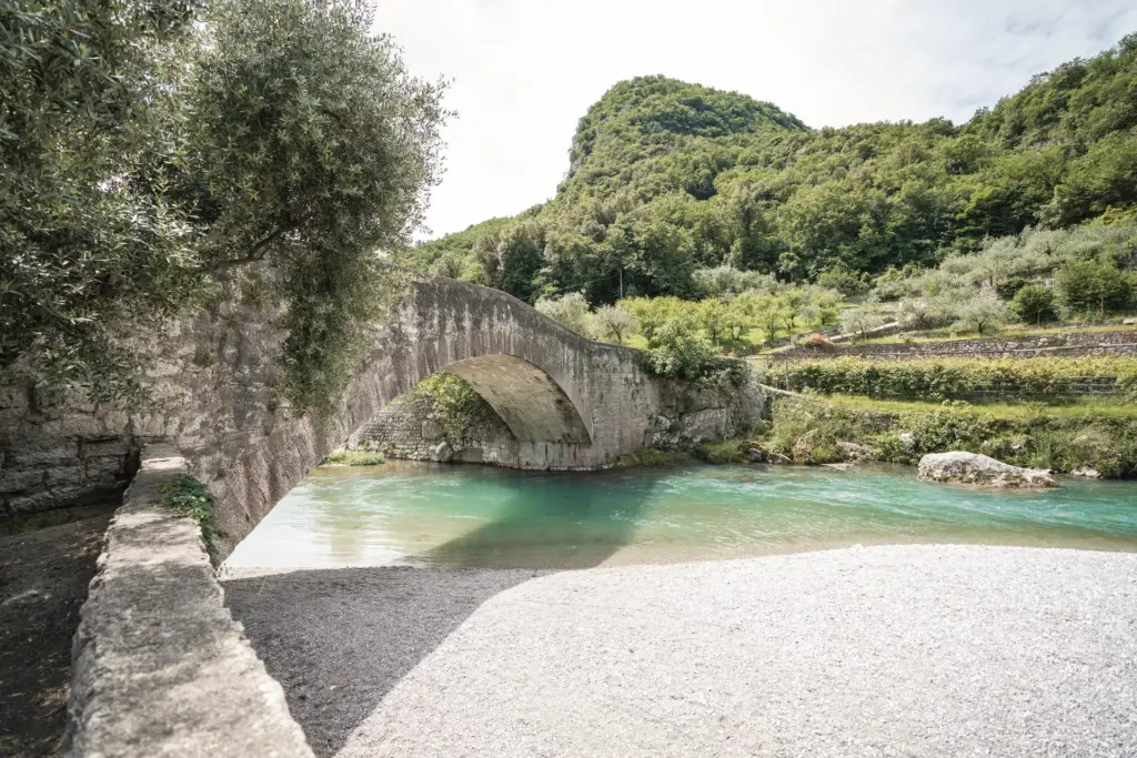 Ponte romano di Ceniga lungo un itinerario ciclabile nella Valle del Sarca