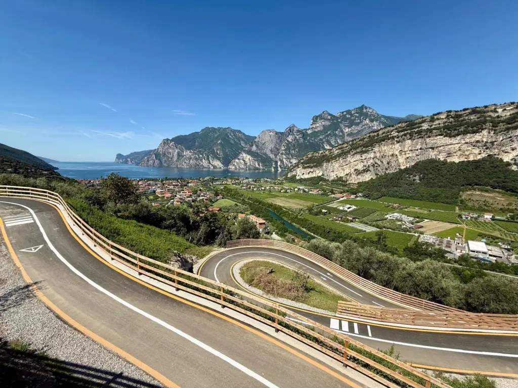 Pista ciclabile del Garda Trentino con panorama sul Lago di Garda