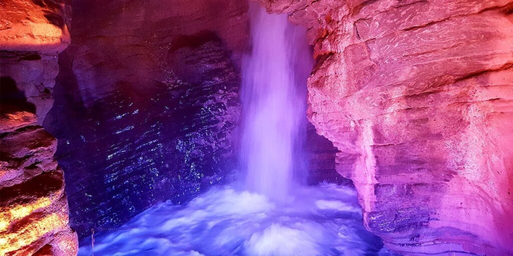 Cascata del Varone tra le pareti rocciose della forra vicino a Riva del Garda