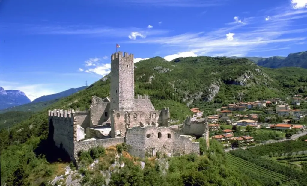 Castel Drena con la sua torre medievale nella Valle del Sarca