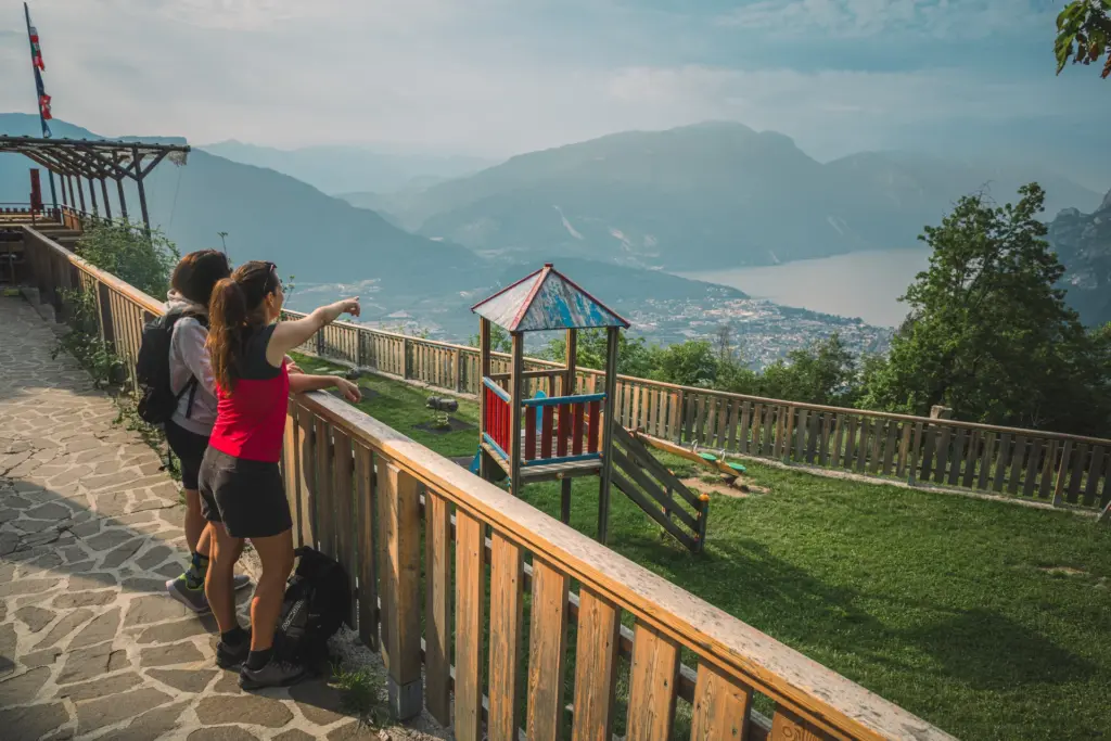 Vista panoramica sul Lago di Garda dalla terrazza del Rifugio San Pietro a Tenno.